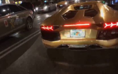 Un transeúnte graba el momento exacto del choque de un Lamborghini Aventador dorado