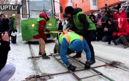 Una rusa arrastra dos tranvías llenos de pasajeros a 20 grados bajo cero