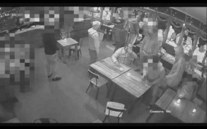 Arrastran y secuestran a un joven de un bar y nadie le ayuda