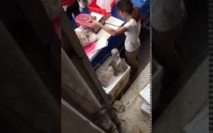 Así engaña una pescadera china a sus clientes