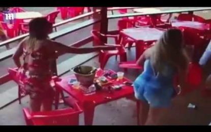 Enfurecida joven encuentra a su novio con otra y les propina una brutal golpiza