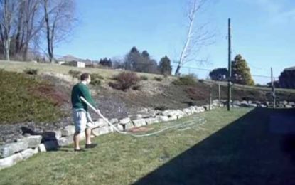 Este hombre aprende de la manera más dura cómo no se debe usar un látigo