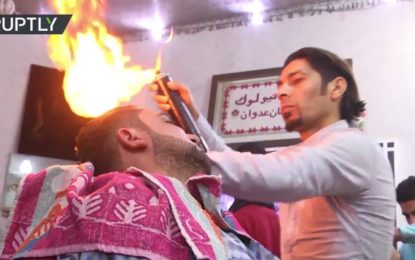 Este peluquero de Gaza les calienta la cabeza a sus clientes. Literalmente