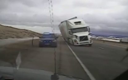 Fuerte corriente de viento volcó camión en EE.UU.
