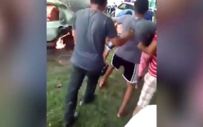 FUERTES IMÁGENES: Una multitud enfurecida lincha a una mujer y la lanza a una hoguera