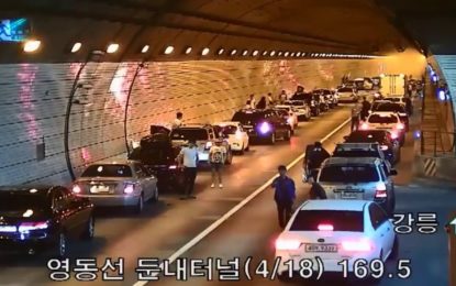 Impresionante reacción de los automovilistas surcoreanos tras un accidente