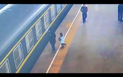 ‘¡Párenlo!’: Una niña cae a las vías del tren antes que este arranque