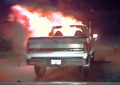 Policía empuja una camioneta en llamas para prevenir desastre