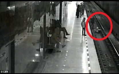 Un ‘buen samaritano’ salta a las vías del tren para salvar a un menor accidentado