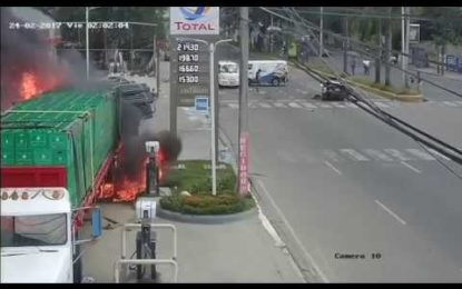 Un camión arrastra a varios vehículos y se estrella en una gasolinera