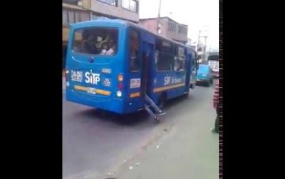 Un conductor de autobús deja atrapado a un ladrón