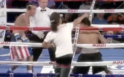 Un fan de un boxeador salta al ring, pega al rival y lo salva del KO