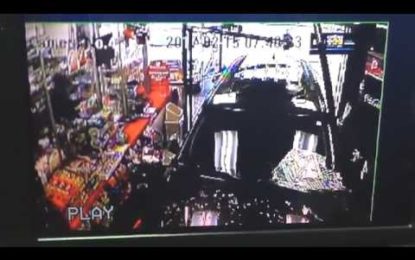 Un todoterreno sin conductor al volante se estrella en una tienda y atropella a un niño en Texas