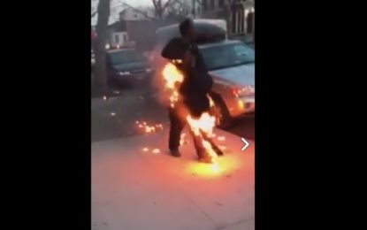 Un hombre se prende fuego en plena calle en Nueva York y sigue caminando como si nada