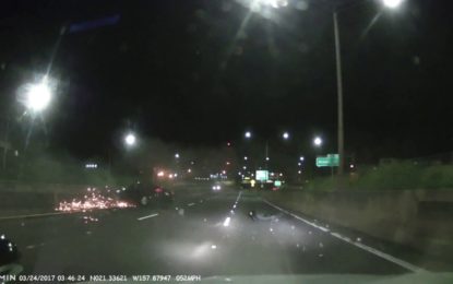 Dramático momento en que un conductor ebrio se estrella contra una barrera de autopista