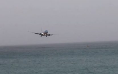 Espeluznante video: Un avión casi se estrella en el mar Caribe al intentar aterrizar en una isla