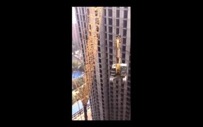 La increíble demolición de un rascacielos con una excavadora en China
