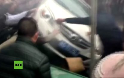 La unión hace la fuerza’: peatones se juntan para salvar a una mujer atrapada debajo de un coche