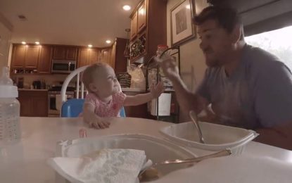 Tiene sordera pero esto no le impide cantarle a su bebe [VIDEO]