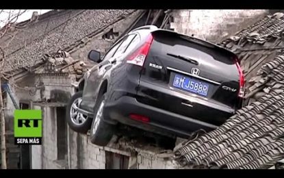 Un chino pierde el control de su coche, que acaba… ¿en una azotea?