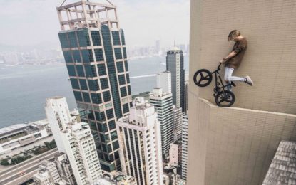 Un joven realiza increíbles piruetas con las manos y sobre una bici BMX en lo alto de un rascacielos