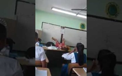 Una maestra demuestra un parto en plena clase