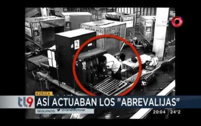 Video muestra cómo abren las maletas y roban sus pertenencias en aeropuerto argentino