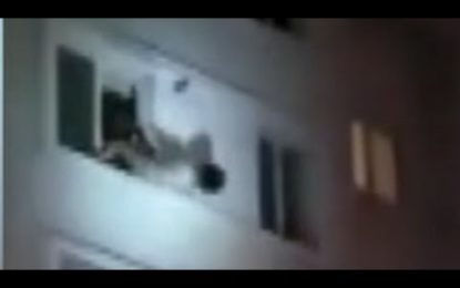 Video muestra cómo un bombero atrapa a una mujer que caía de un sexto piso