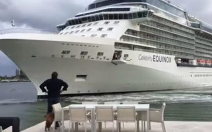 Una pareja vive el angustioso momento en que un barco está a punto de embestir su casa