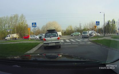 La genial idea de este conductor al que nadie le deja incorporarse a una carretera