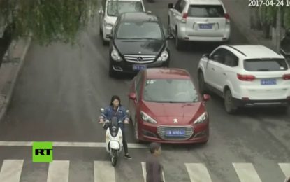 Por esto un padre no puede descuidarse ni un segundo: Dos coches atropellan a una niña