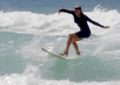 Pro Surfer Maud Le Car Practica Surfing con Vestido y Zapatos de Tacos Altos (Video)