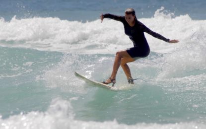 Pro Surfer Maud Le Car Practica Surfing con Vestido y Zapatos de Tacos Altos (Video)