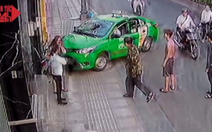 Roba una cartera, pero el karma lo castiga y es atropellado por un taxista