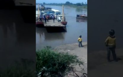 Se baja de un ferry en marcha y casi no vive para contarlo