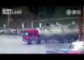 Un chino sale disparado por los aires al abrir la esclusa a presión de su camión cisterna