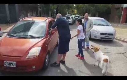 Una mujer intenta abandonar a su perro y es humillada públicamente