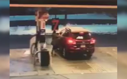 ‘Baña’ en gasolina al ladrón de su coche