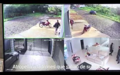 Encuentra ladrones dentro de su casa y les da una dura lección