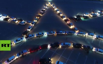 Estos 600 autos alineados formaron algo que solo se puede ver desde las alturas