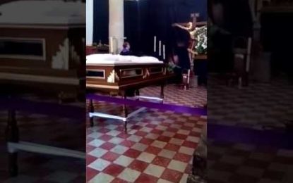 Graban el momento en que una escultura de Cristo mueve la cabeza durante una misa en México