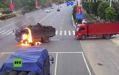 Un camionero salva a un motorista de morir en un brutal incendio