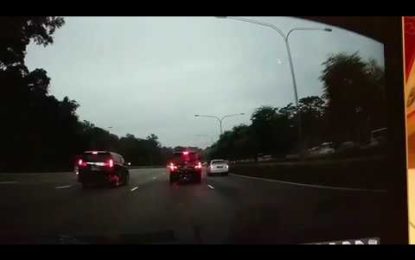 Un coche arrastra a un motorista varios metros entre sus ruedas