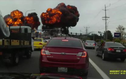 Una avioneta se estrella en medio de una carretera de EE.UU.