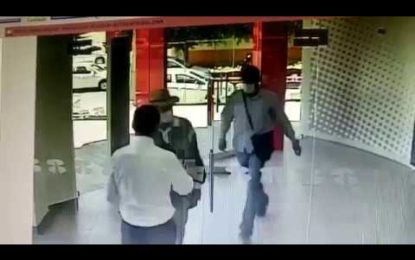 Cuando ser ladrón no es lo tuyo: un empleado de banco vence a tres atracadores con una llave