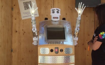 Este es BlessU-2 , el robot protestante que reparte bendiciones en Alemania