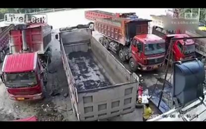 FUERTES IMÁGENES: Un hombre muere aplastado entre dos camiones