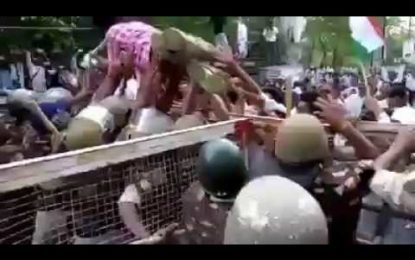 ‘No lo quieren ni regalado’: Hombre es rechazado por manifestantes y policías en la India