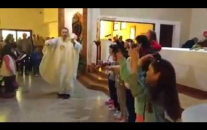 Padre baila versión cristiana de ‘Despacito’ en plena misa [VIDEO]