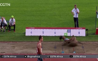 Sin pelos en la pista: Una atleta nigeriana pierde su peluca durante un salto